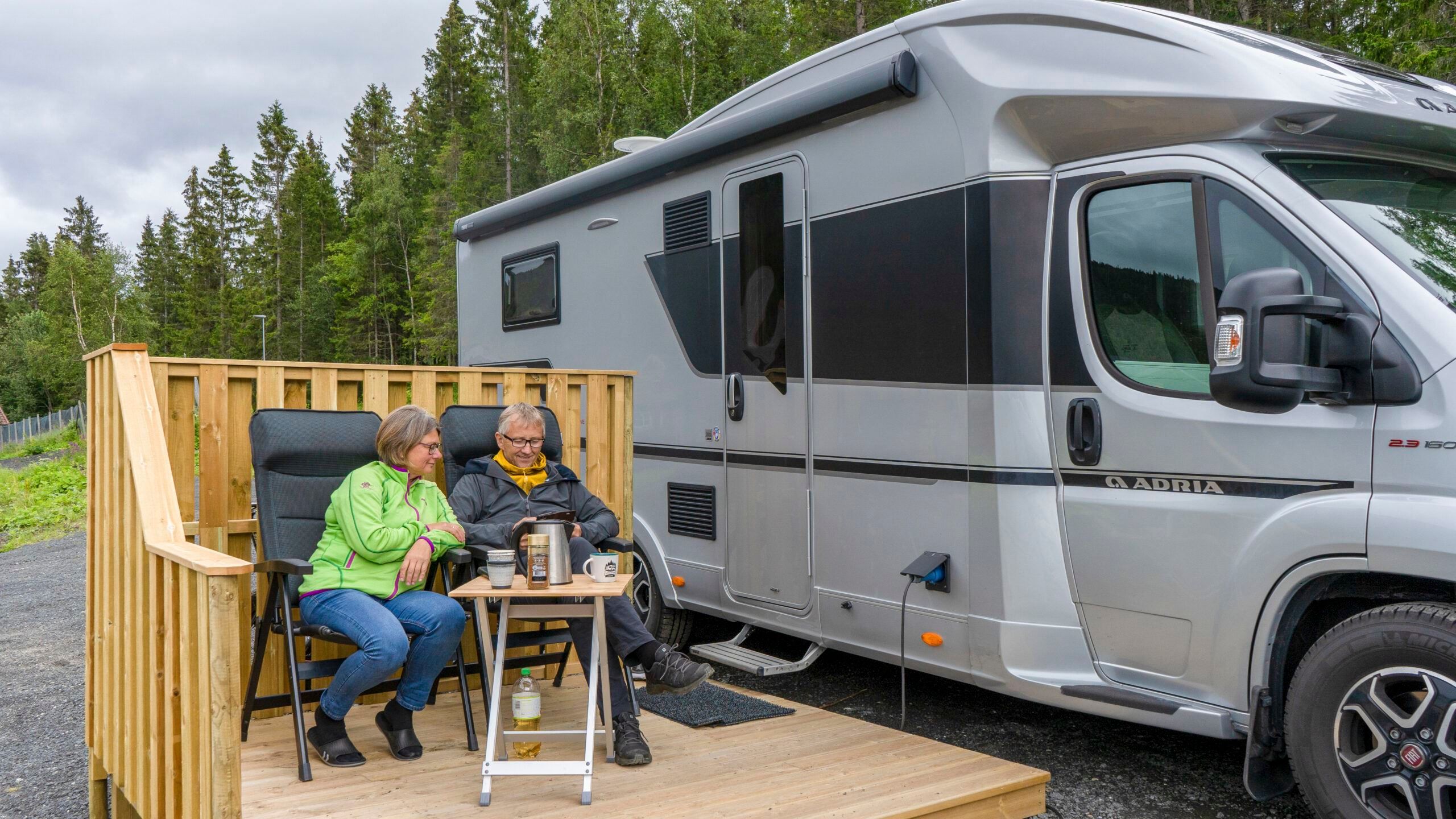 Campingturister utenfor bobil