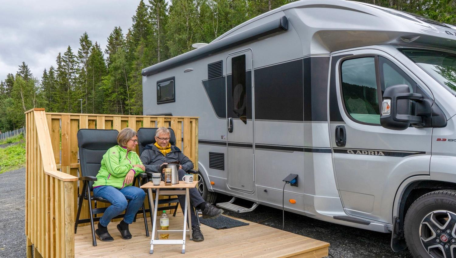Campingturister utenfor bobil