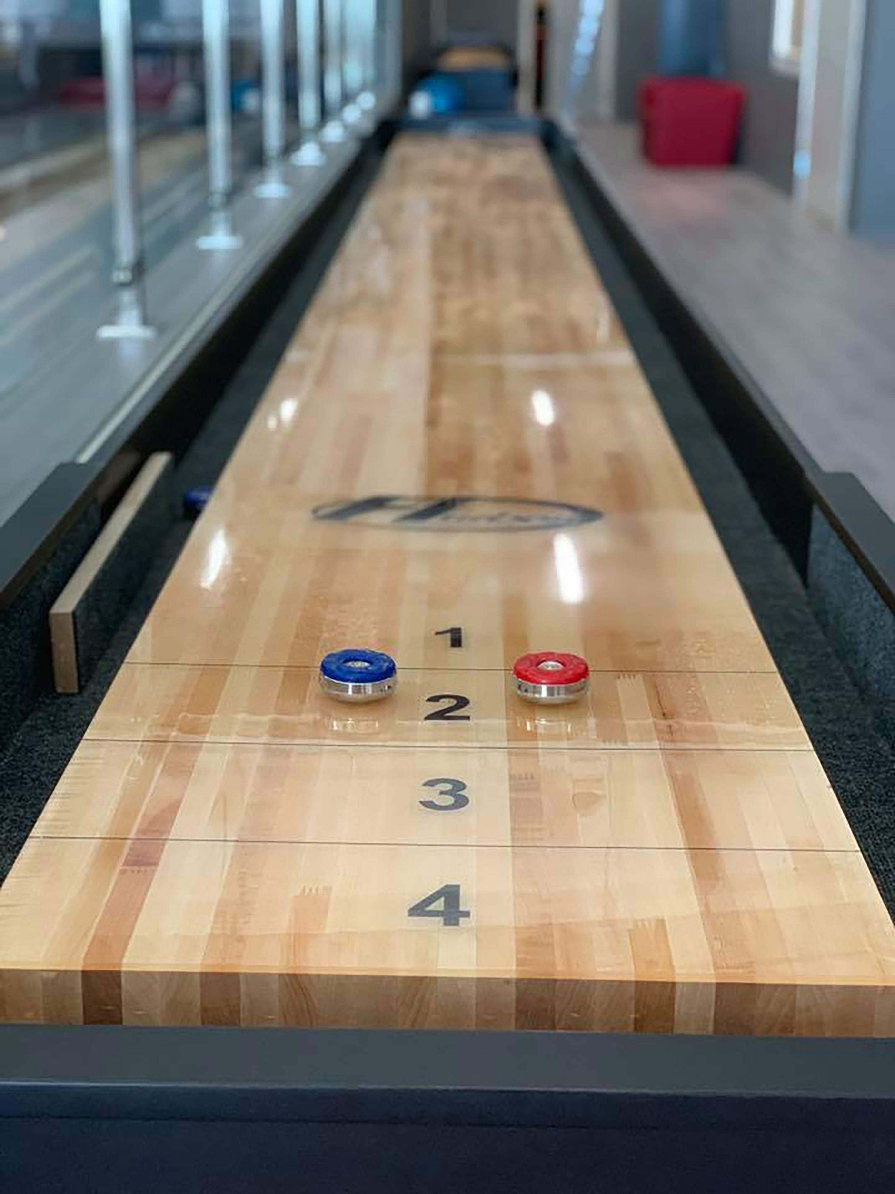 Shuffle board på Lykkeland Steinkjer Bowling