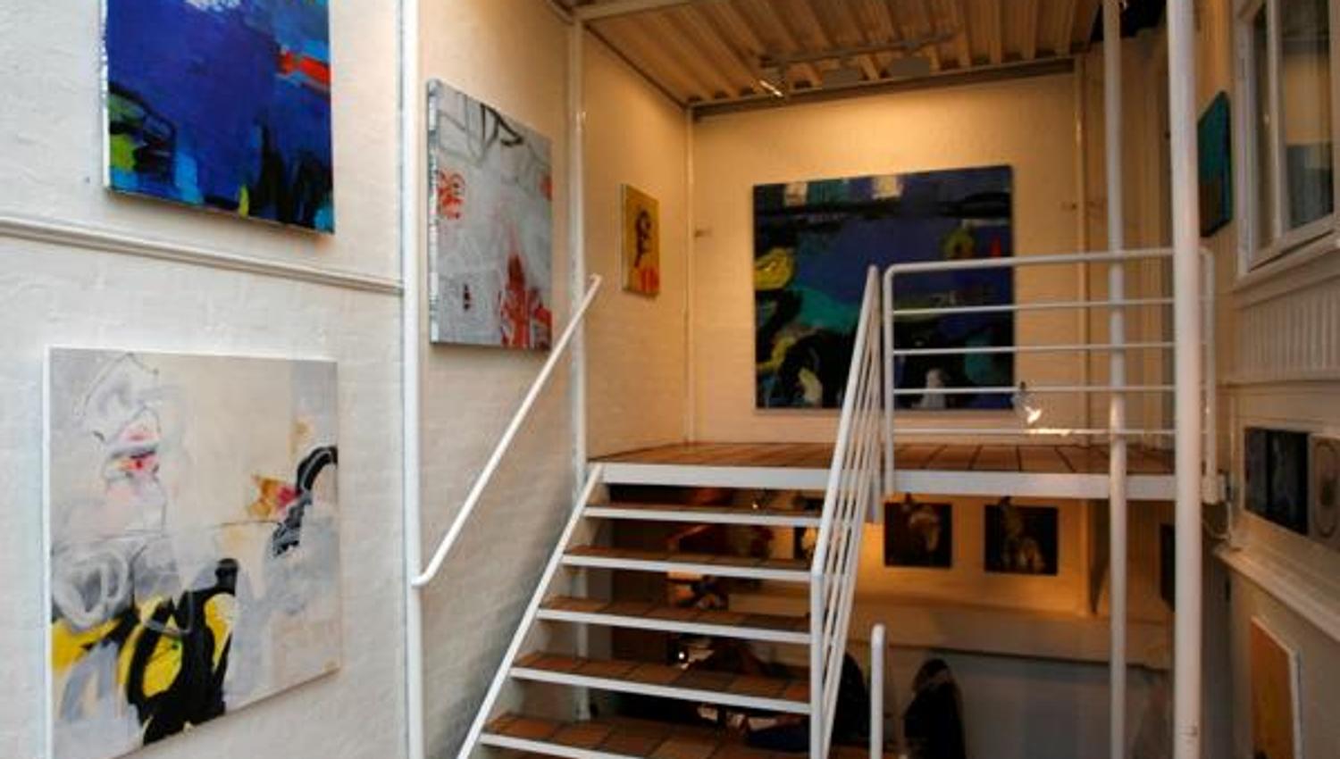 Interiør av galleriet, med bilder på veggene.