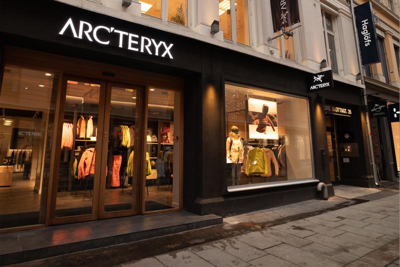 Arc'teryx butikkfasade, sort med hvit skrift