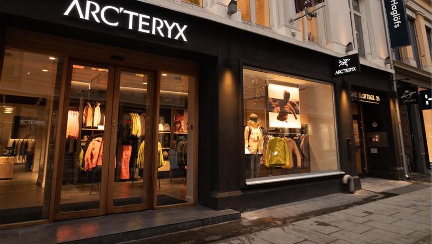 Arc'teryx butikkfasade, sort med hvit skrift