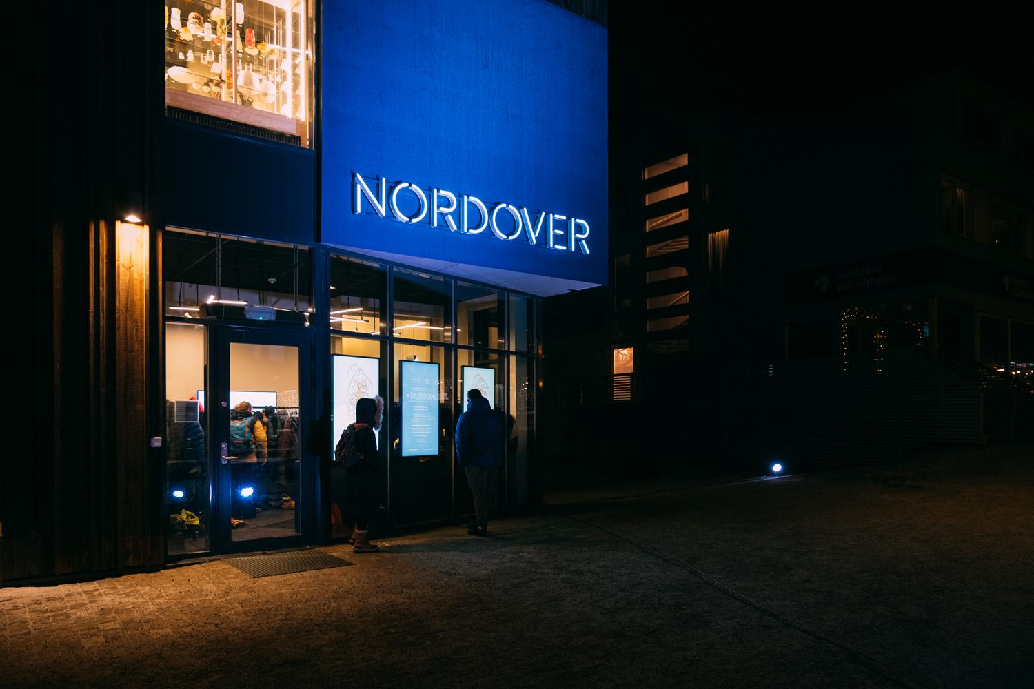 Personer utenfor inngangsdøren til Nordover