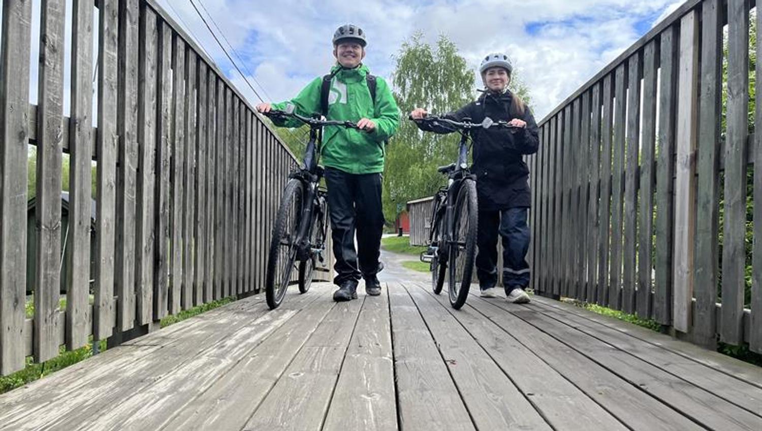 to syklister på brua