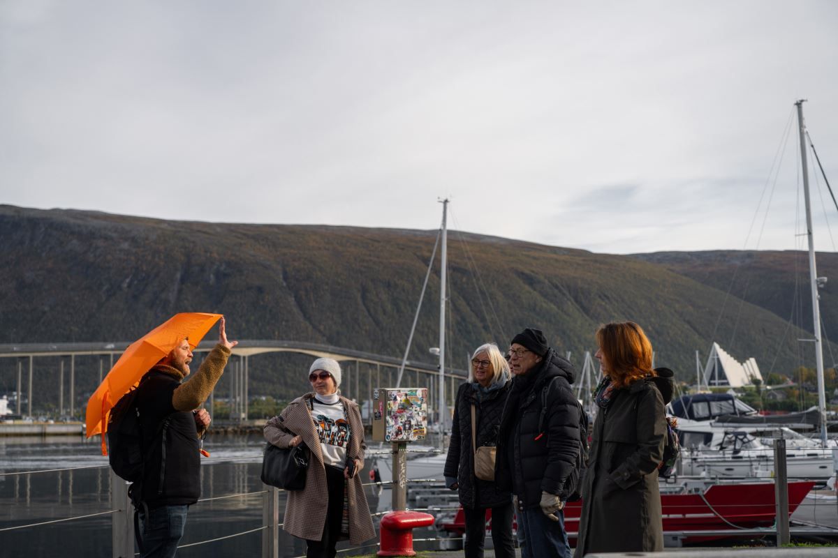 Guests learn about Tromsø with the mountains behind