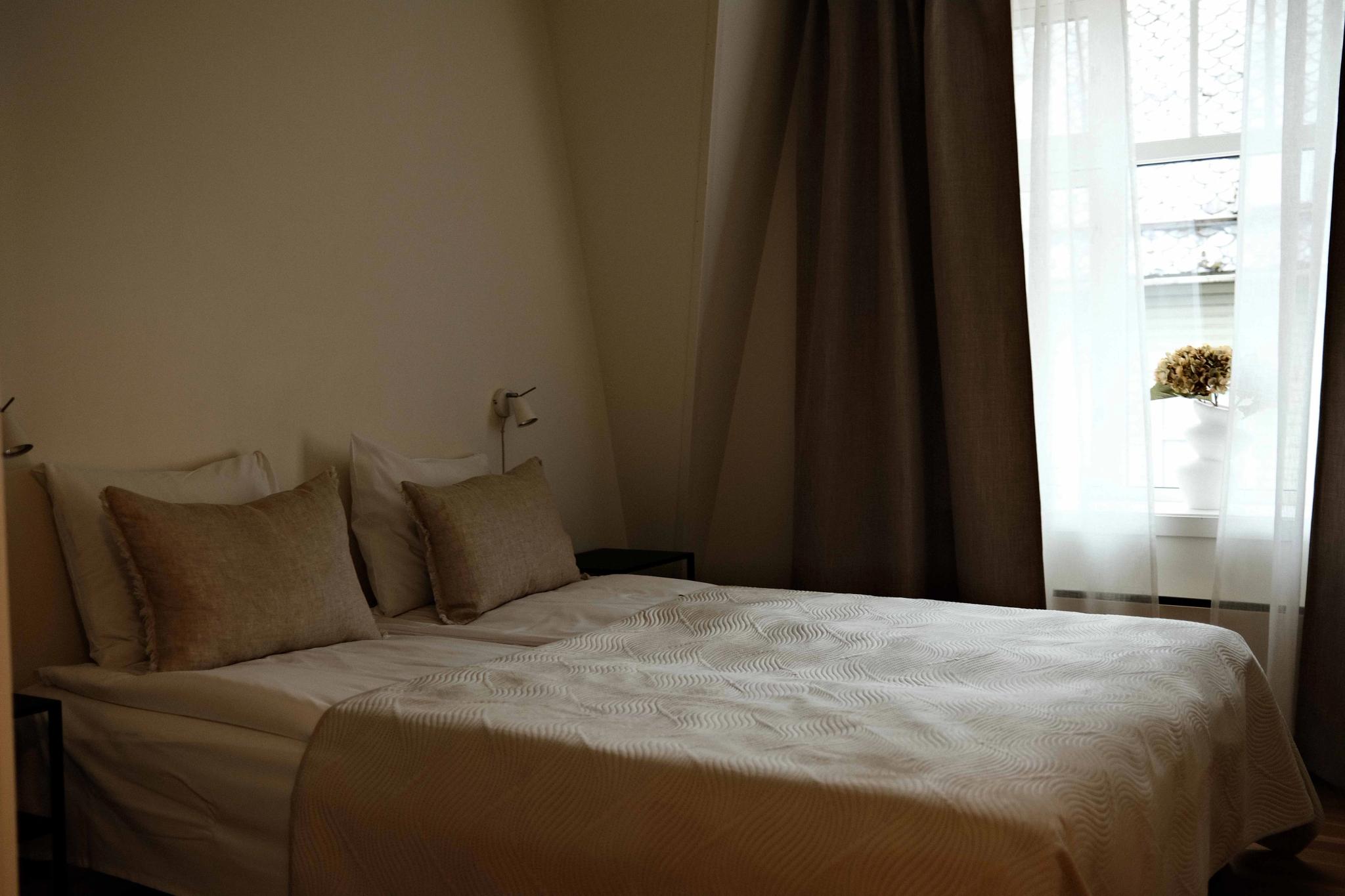 Cozy double room at Blue House Odda with bright and minimalist decor.