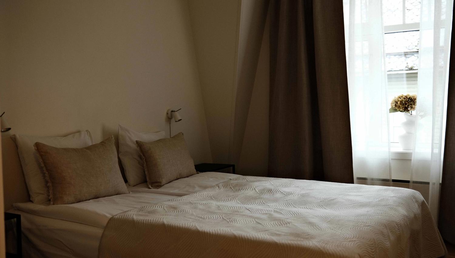 Cozy double room at Blue House Odda with bright and minimalist decor.