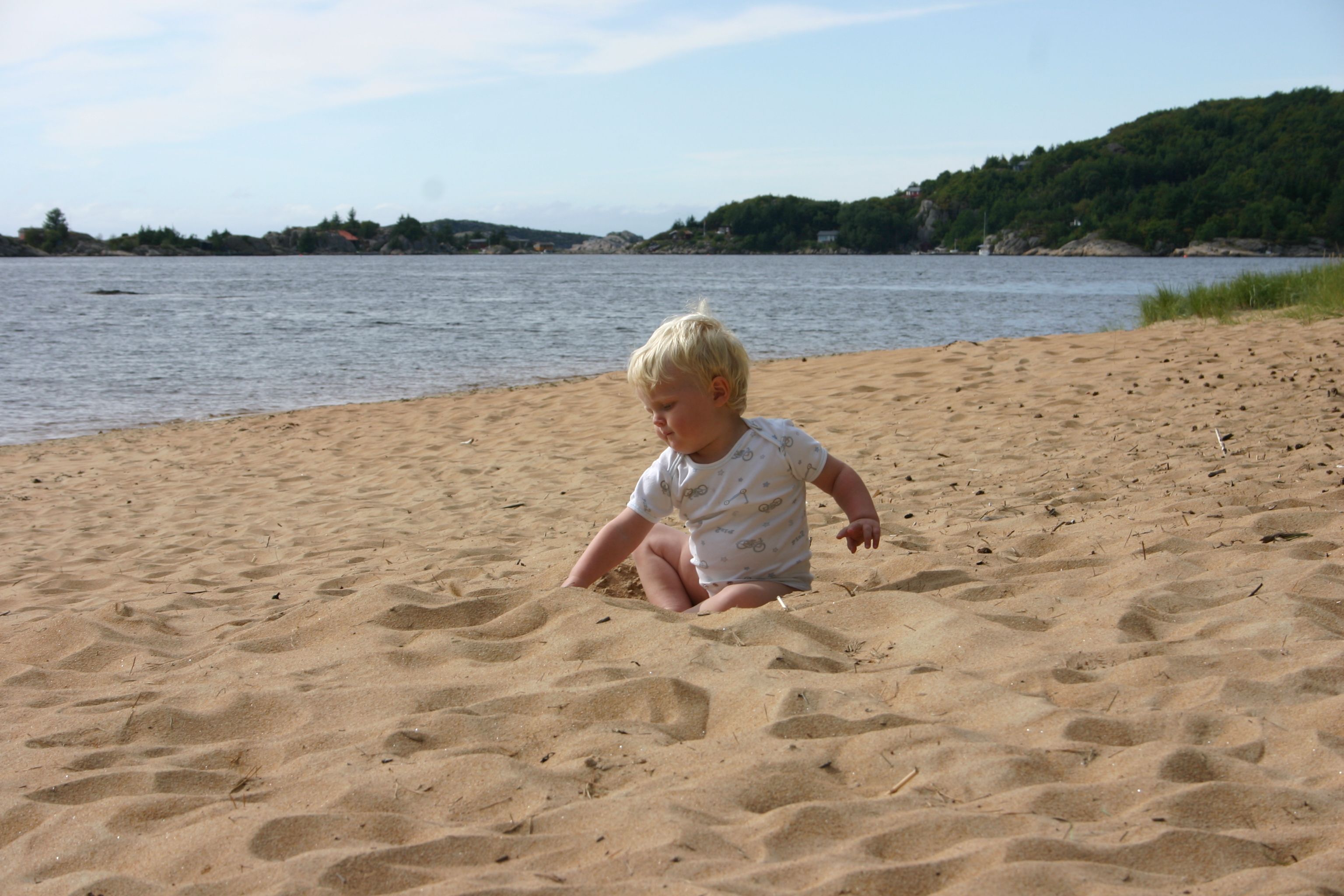 Barn som leker i sanden