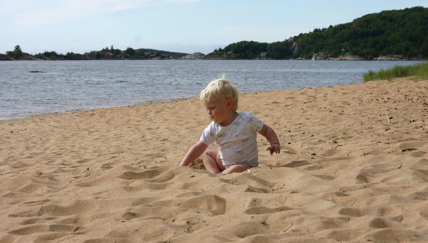 Barn som leker i sanden