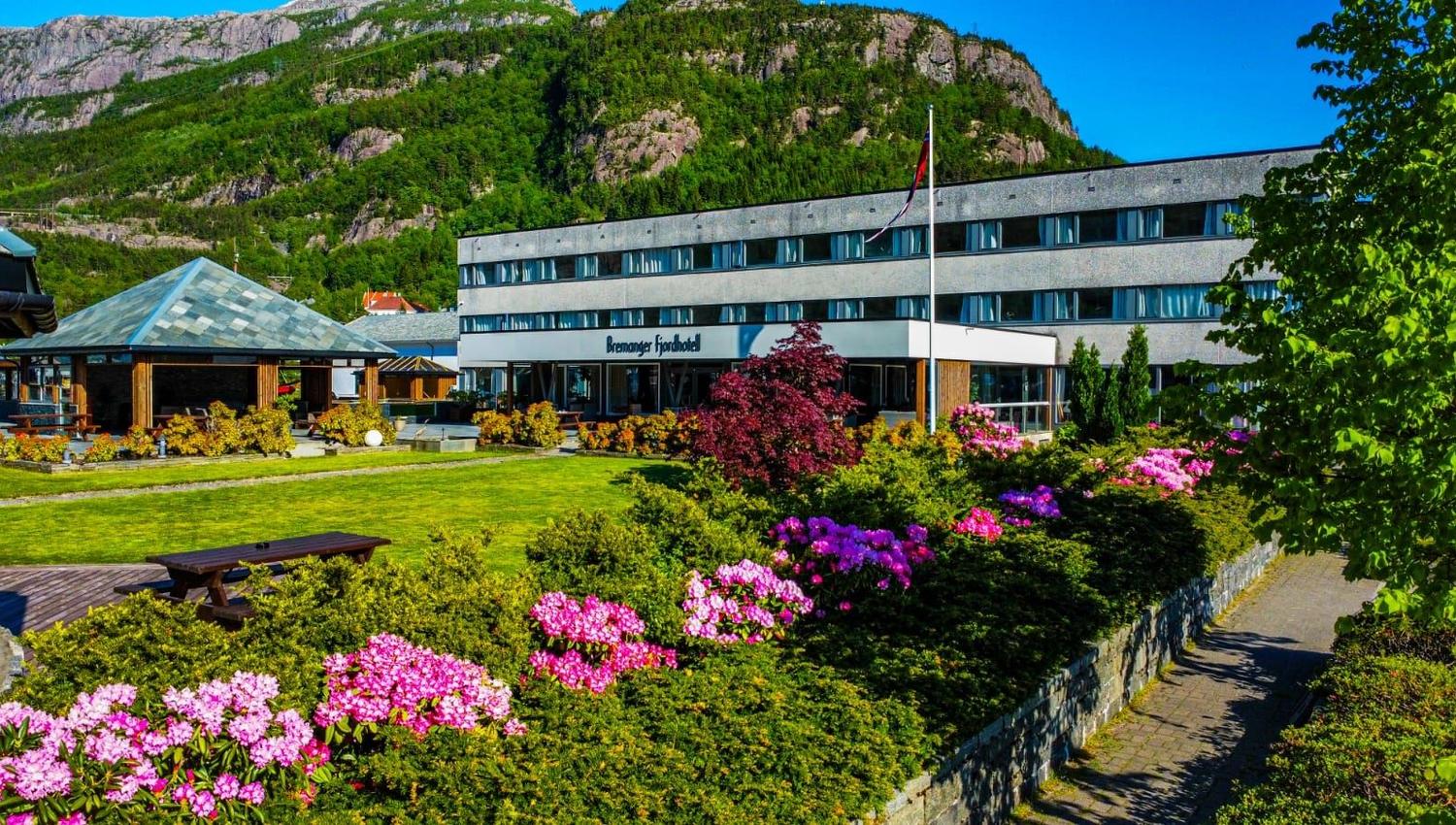 Utsyn mot Bremanger Fjordhotell i Svelgen og den vakre hotellhagen