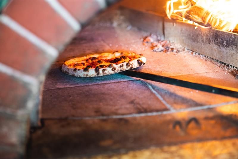 Napolitansk pizza bakt i vedfyrt steinovn