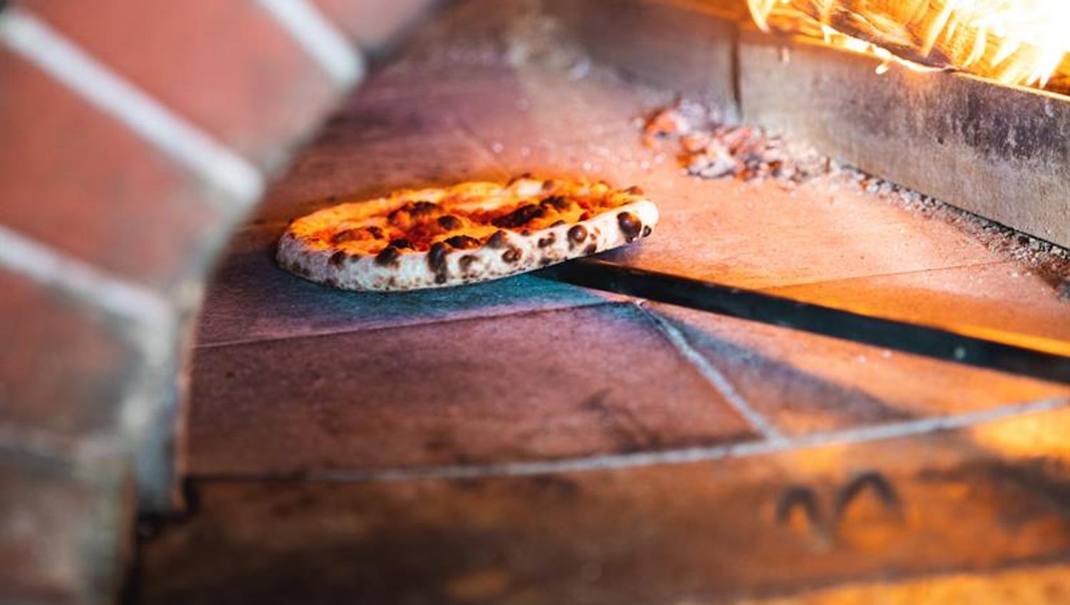 Napolitansk pizza bakt i vedfyrt steinovn