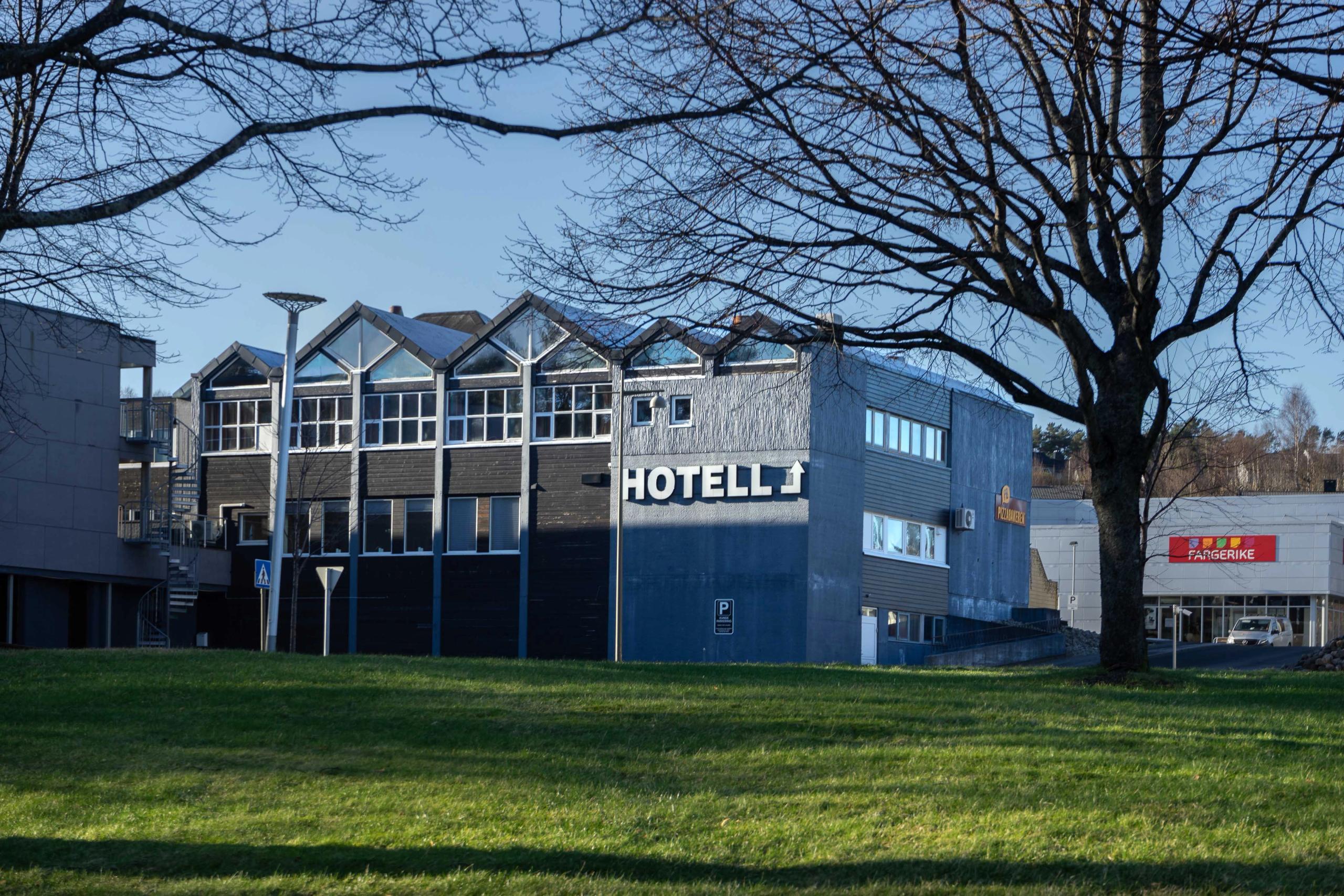 Husnes Sentrum Hotell i sentrum av Husnes, eit perfekt utgangspunkt for å oppleve Hardanger.