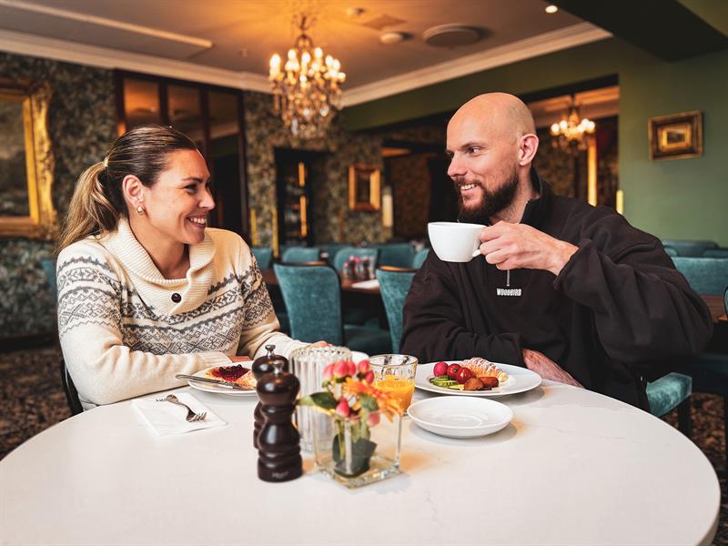 par som spiser på Brasseriet Madame Blom i Skien