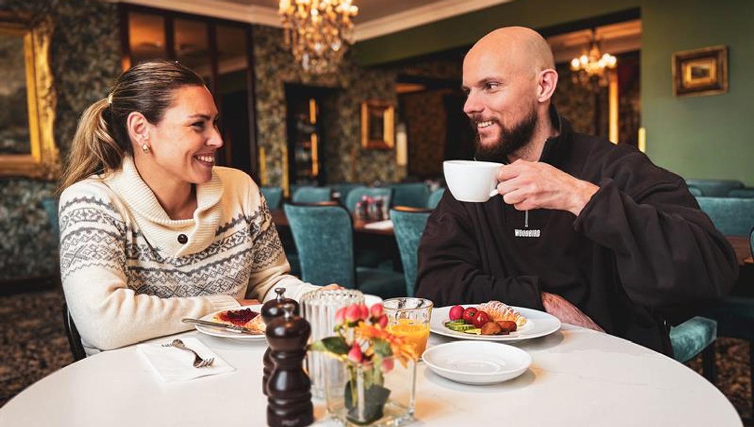 par som spiser på Brasseriet Madame Blom i Skien