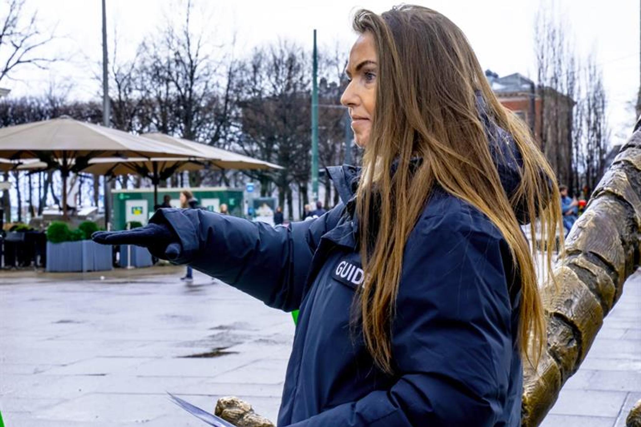 Female guide talking in front of The Tiger statue on Jernbanetorget