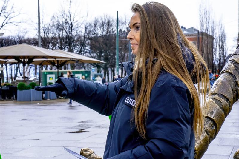 Female guide talking in front of The Tiger statue on Jernbanetorget