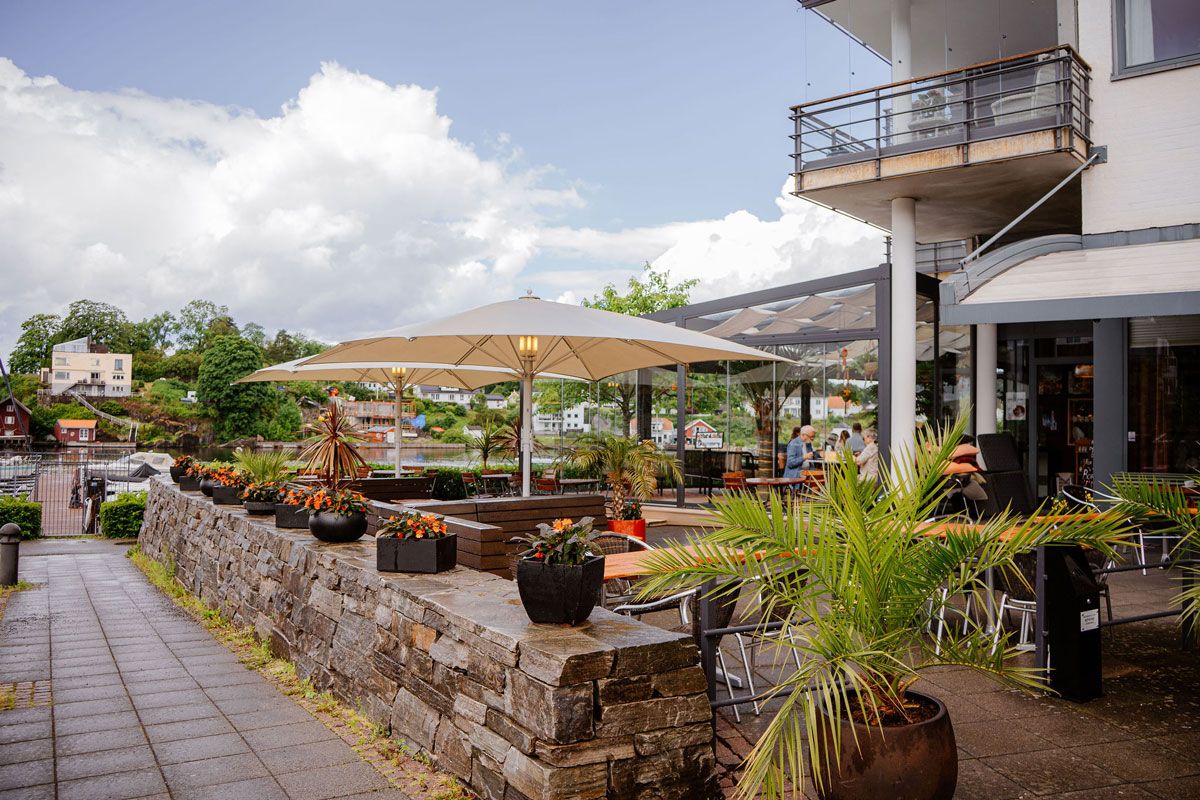 outdoor dining at Jonas B Gundersen's