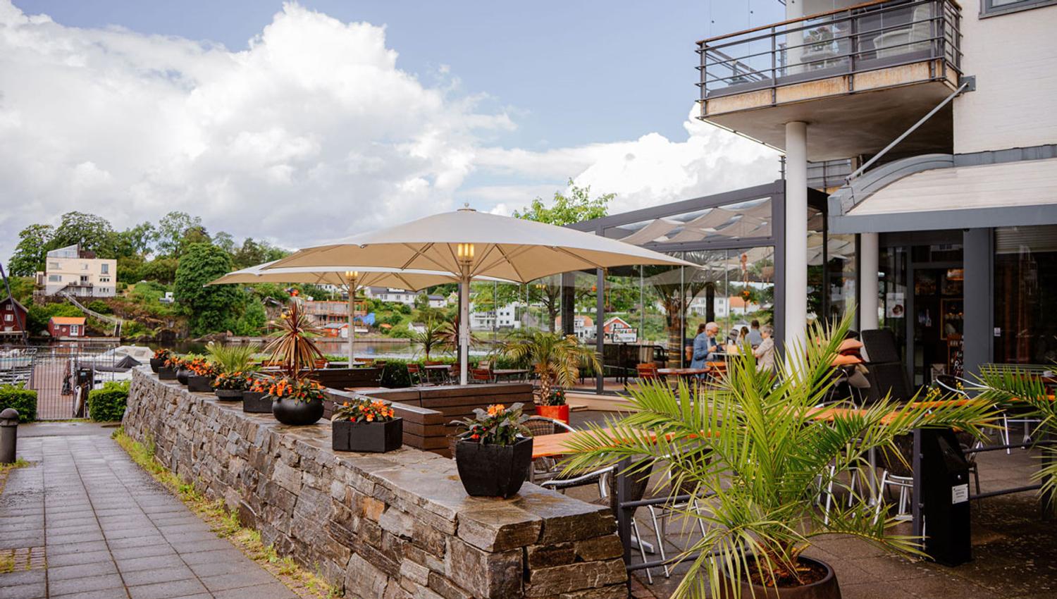 outdoor dining at Jonas B Gundersen's