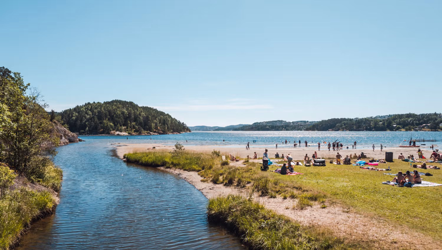 Olavsberget badeplass i Porsgrunn med mennesker som soler seg