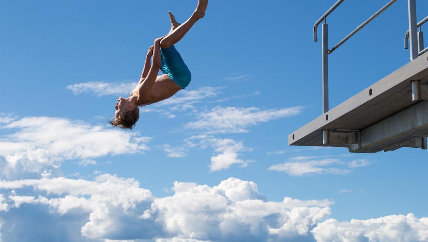 Boy jumps from diving tower in Hamar