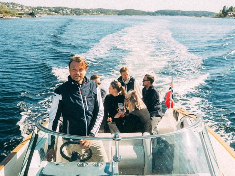 Kaptein og gjester ombord i båten på fjorden