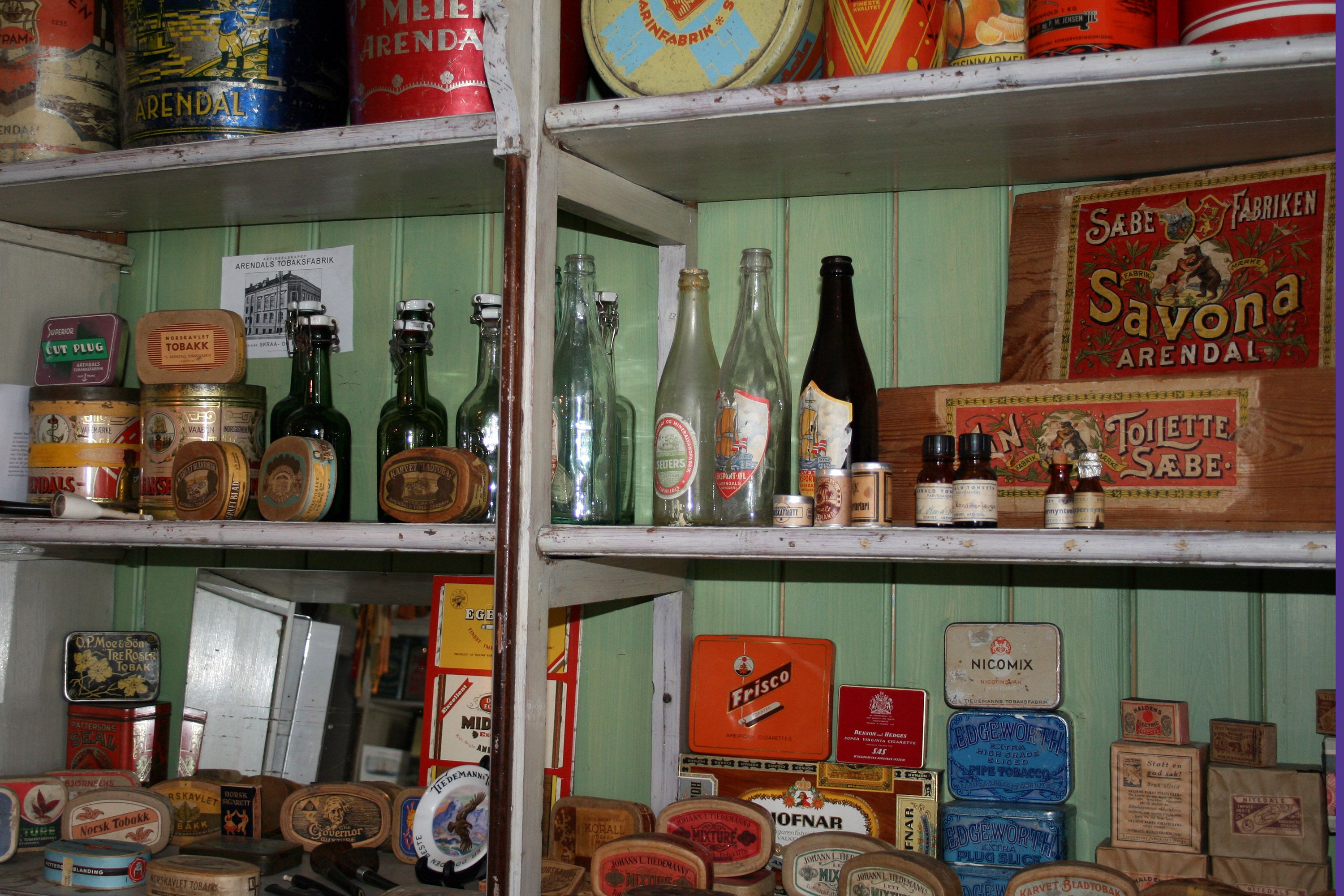 Warenregale im alten Krämerladen im Kløckers Hus  - Arendal Stadtmuseum