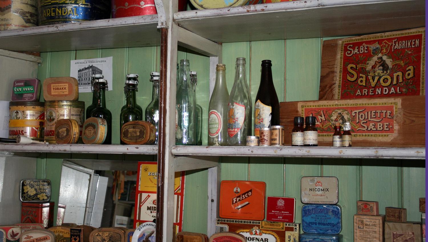 Warenregale im alten Krämerladen im Kløckers Hus - Arendal Stadtmuseum