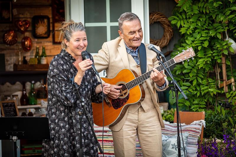 To som synger og spiller gitar