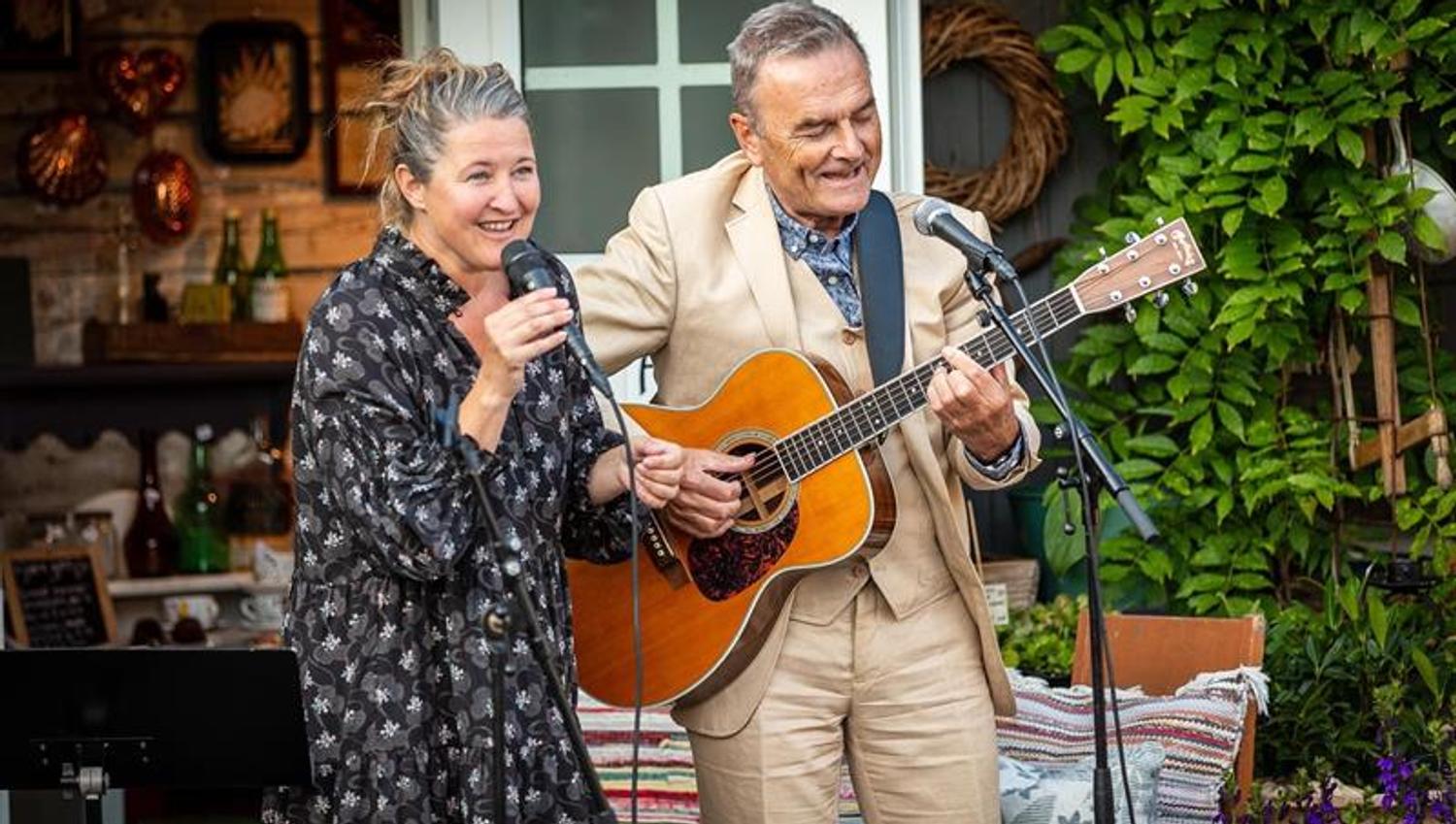 To som synger og spiller gitar