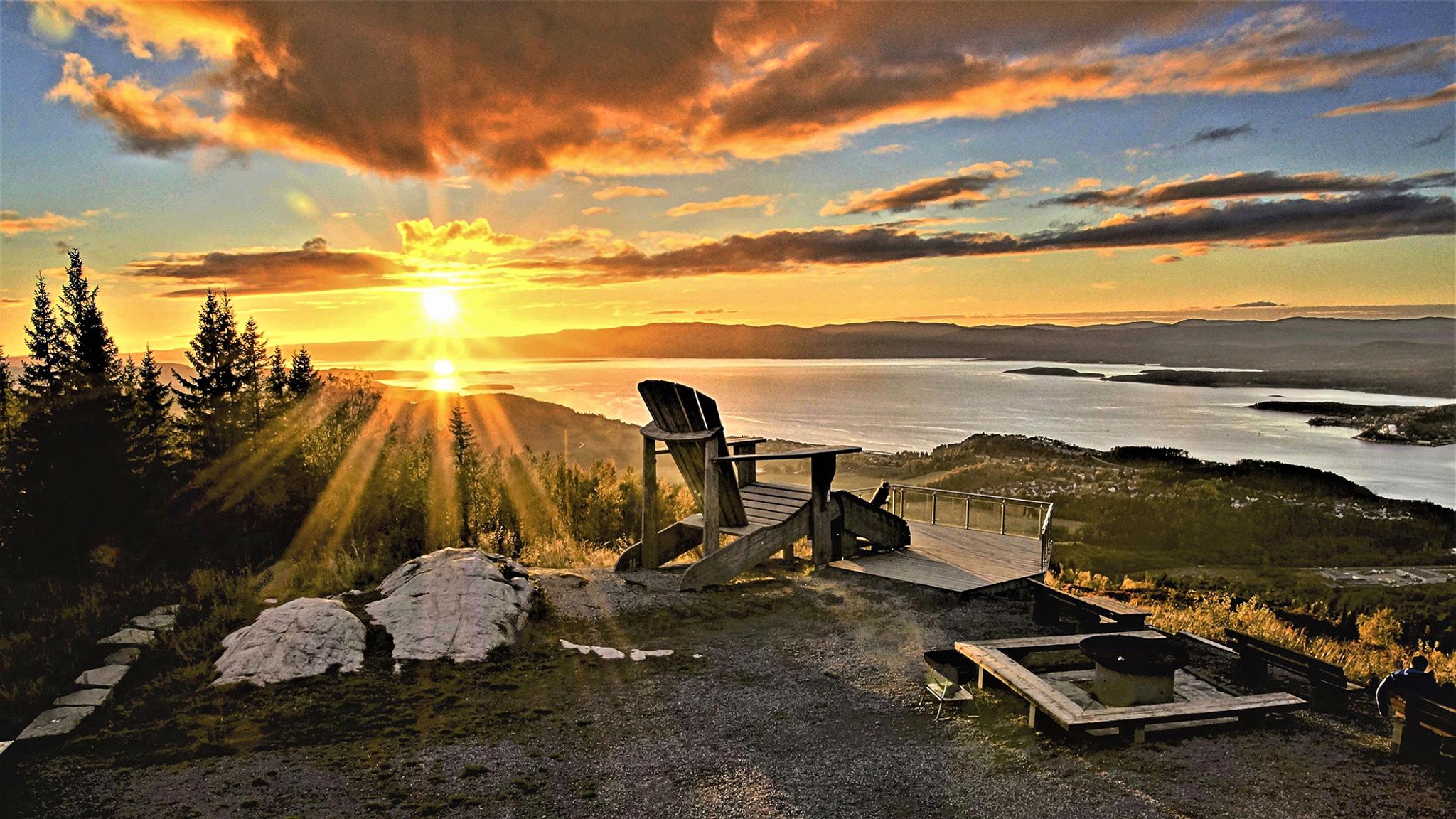 Stolen på Oftenåsen i solnedgang
