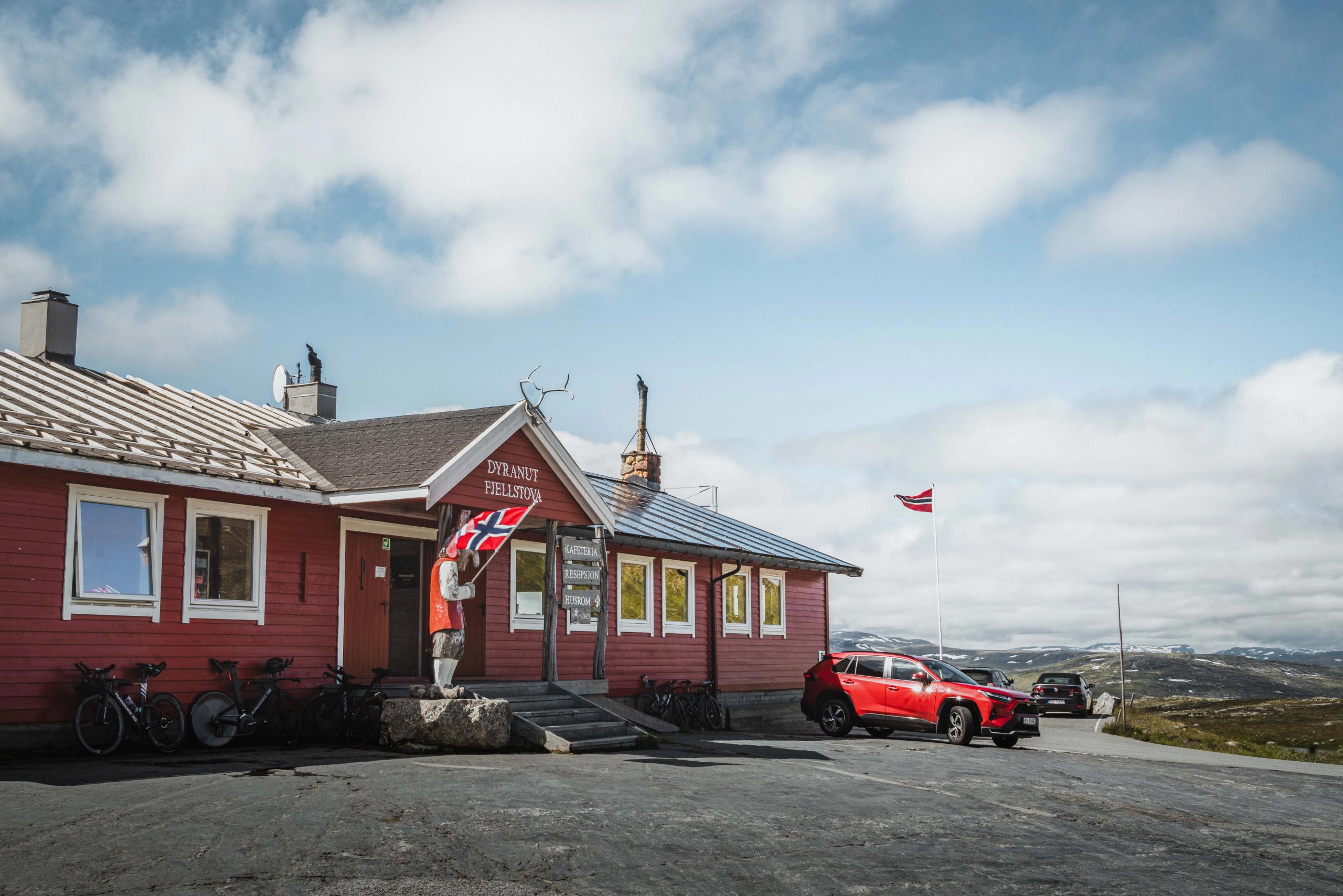 The entrance and parking lot at Dyranut Mountain Lodge.