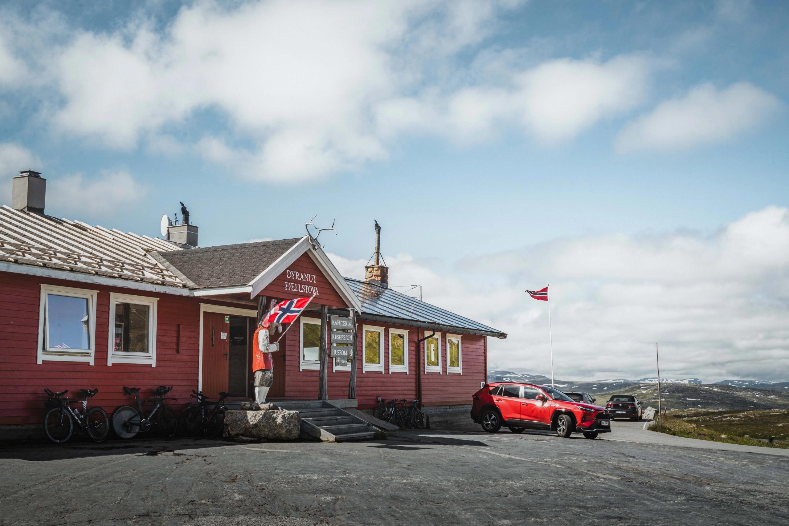 The entrance and parking lot at Dyranut Mountain Lodge.