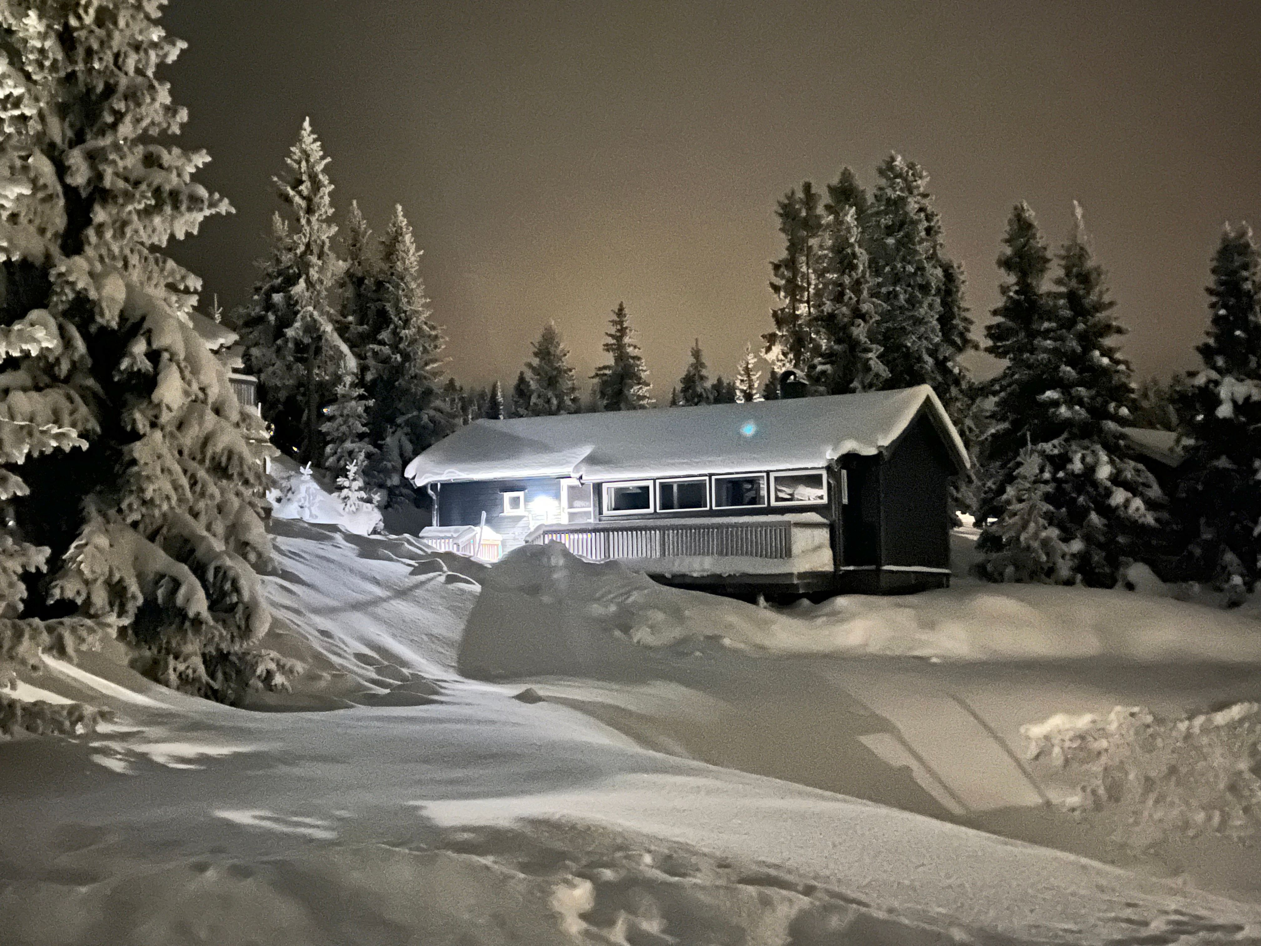Hytte etter solnedgang i Nordseter Fjellpark