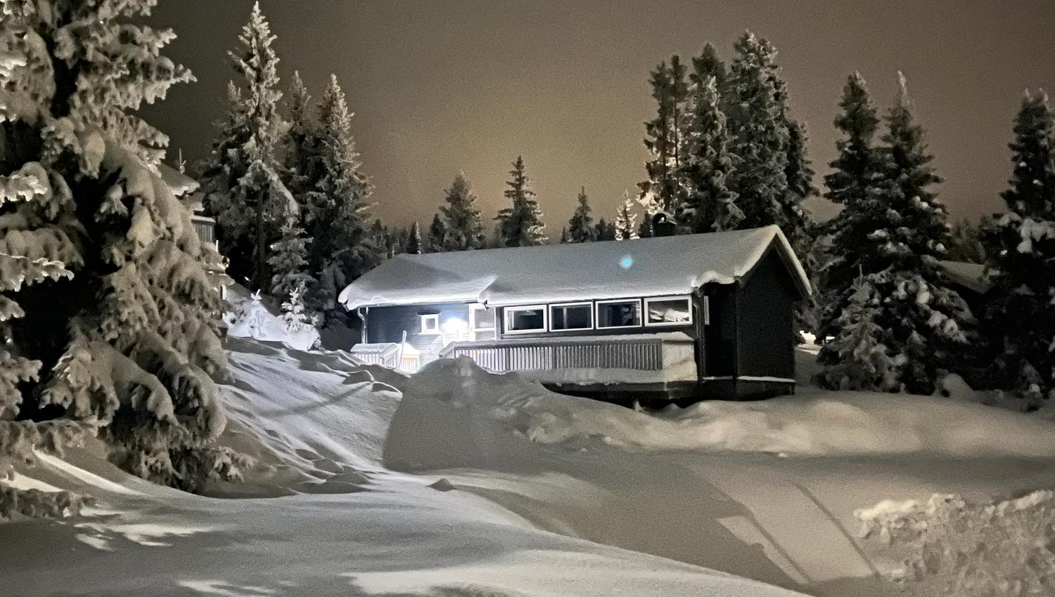 Hytte etter solnedgang i Nordseter Fjellpark