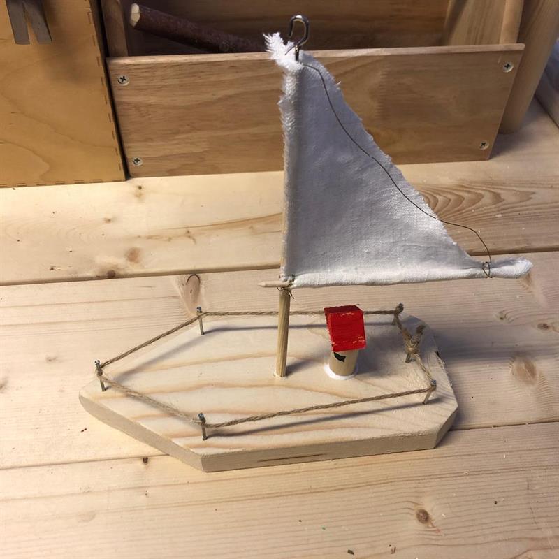 En seilbåt i tre