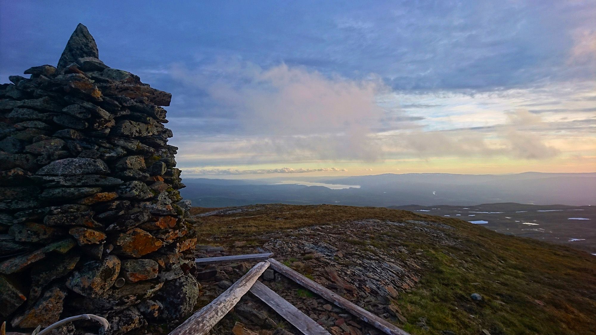 Evening summit hike to the Andor top