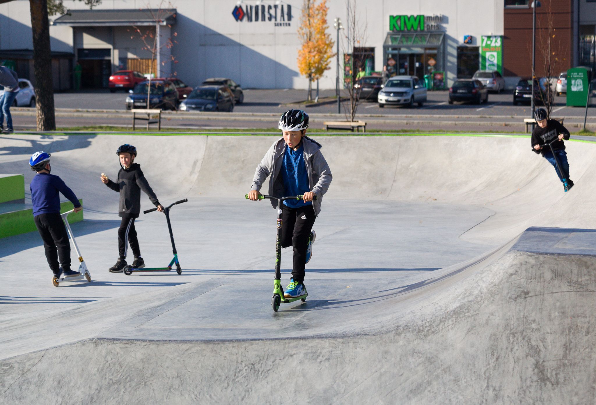 barn på skatebanen