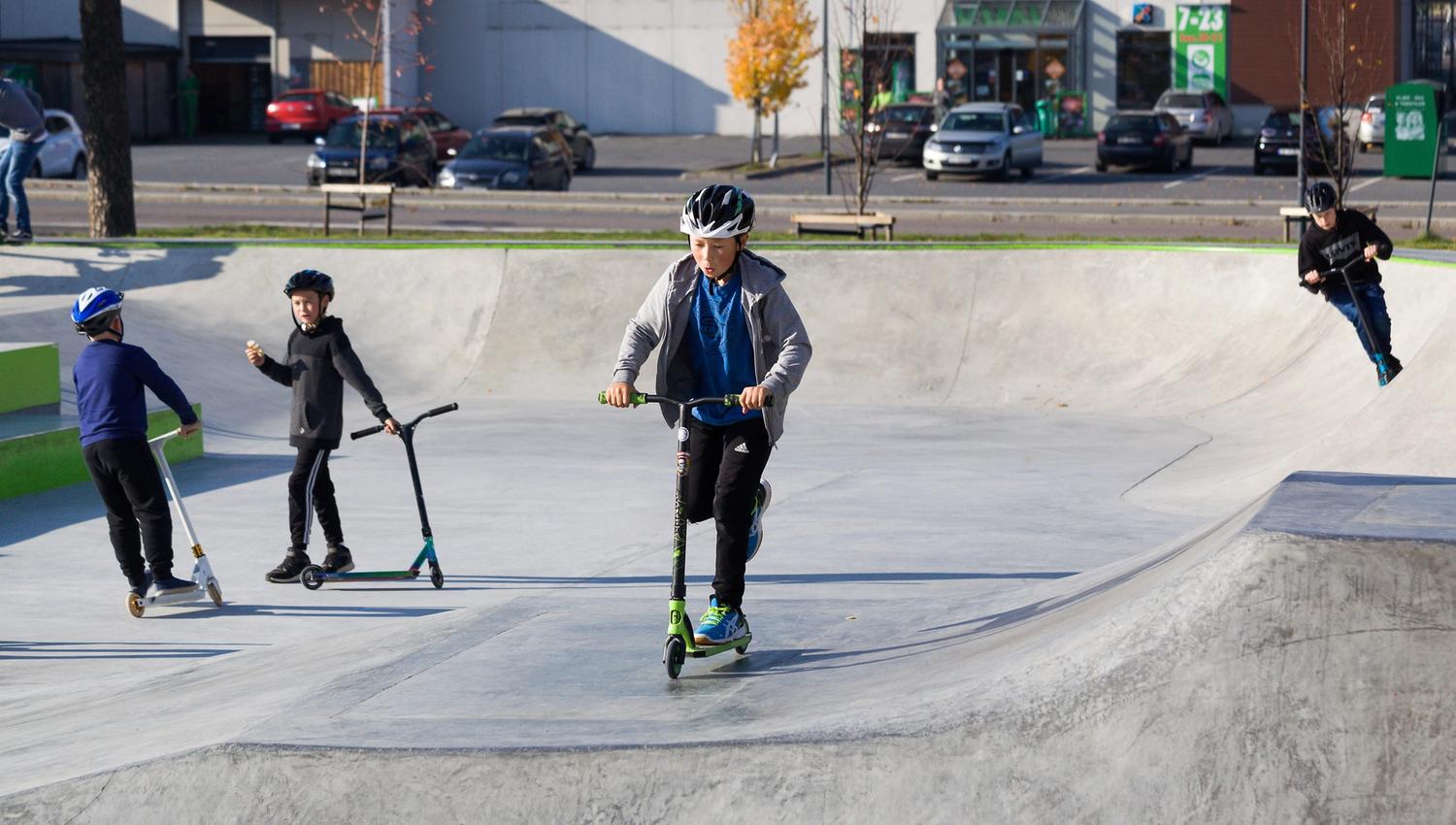 barn på skatebanen