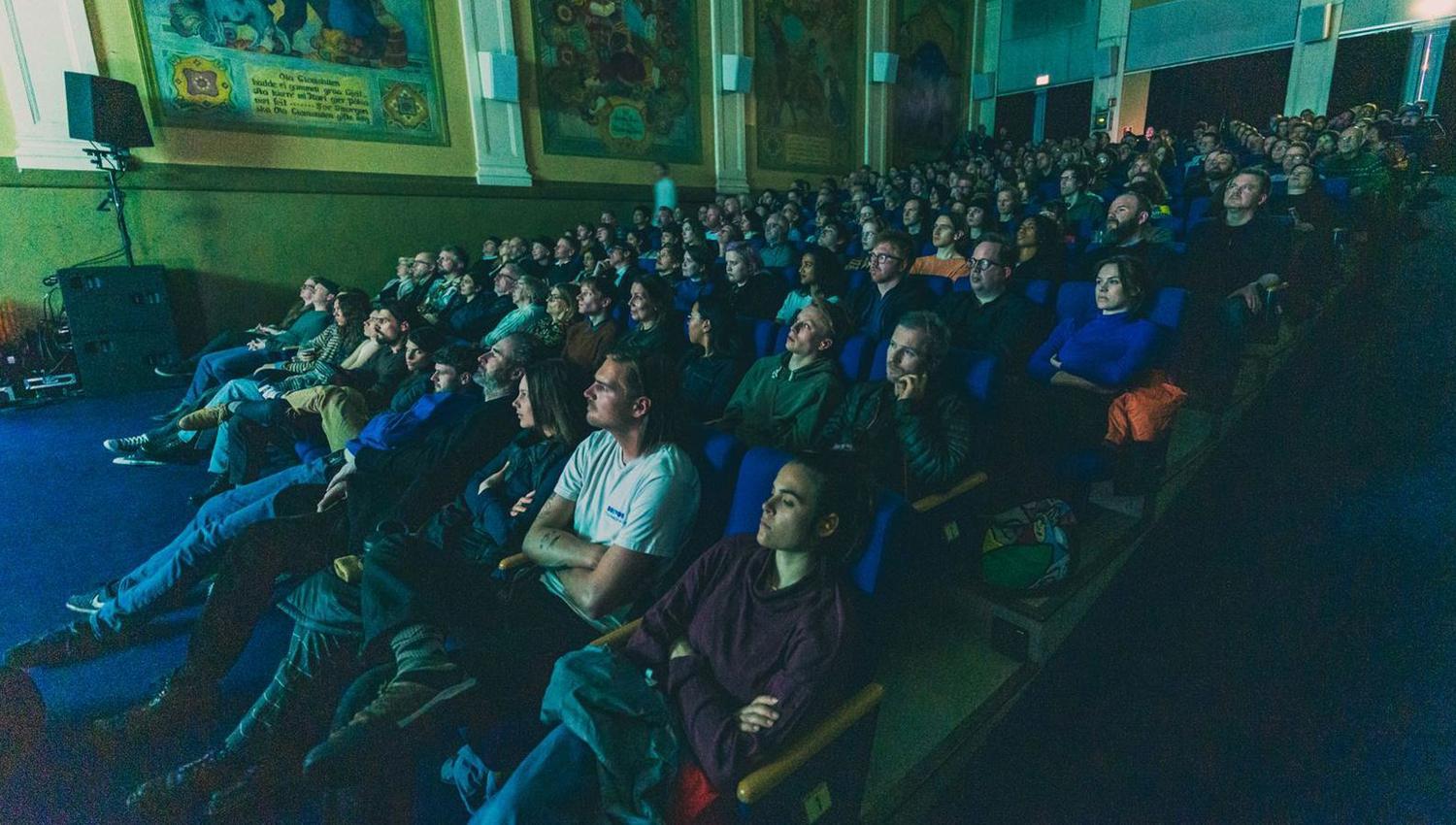 Gjester som ser på en film i en kinosal