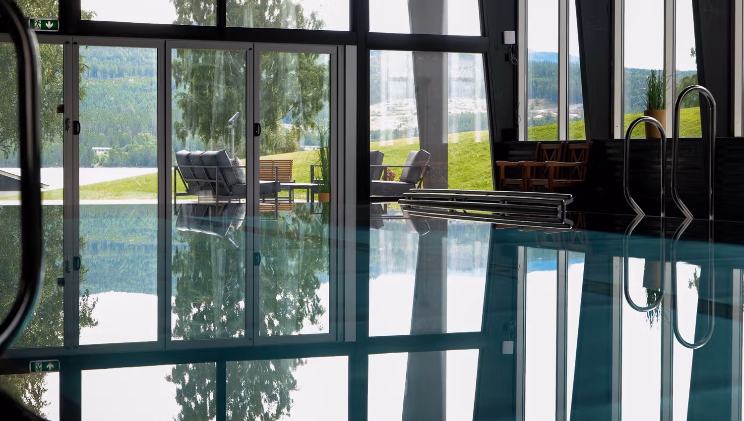 Swimmingpool with a view to a lake