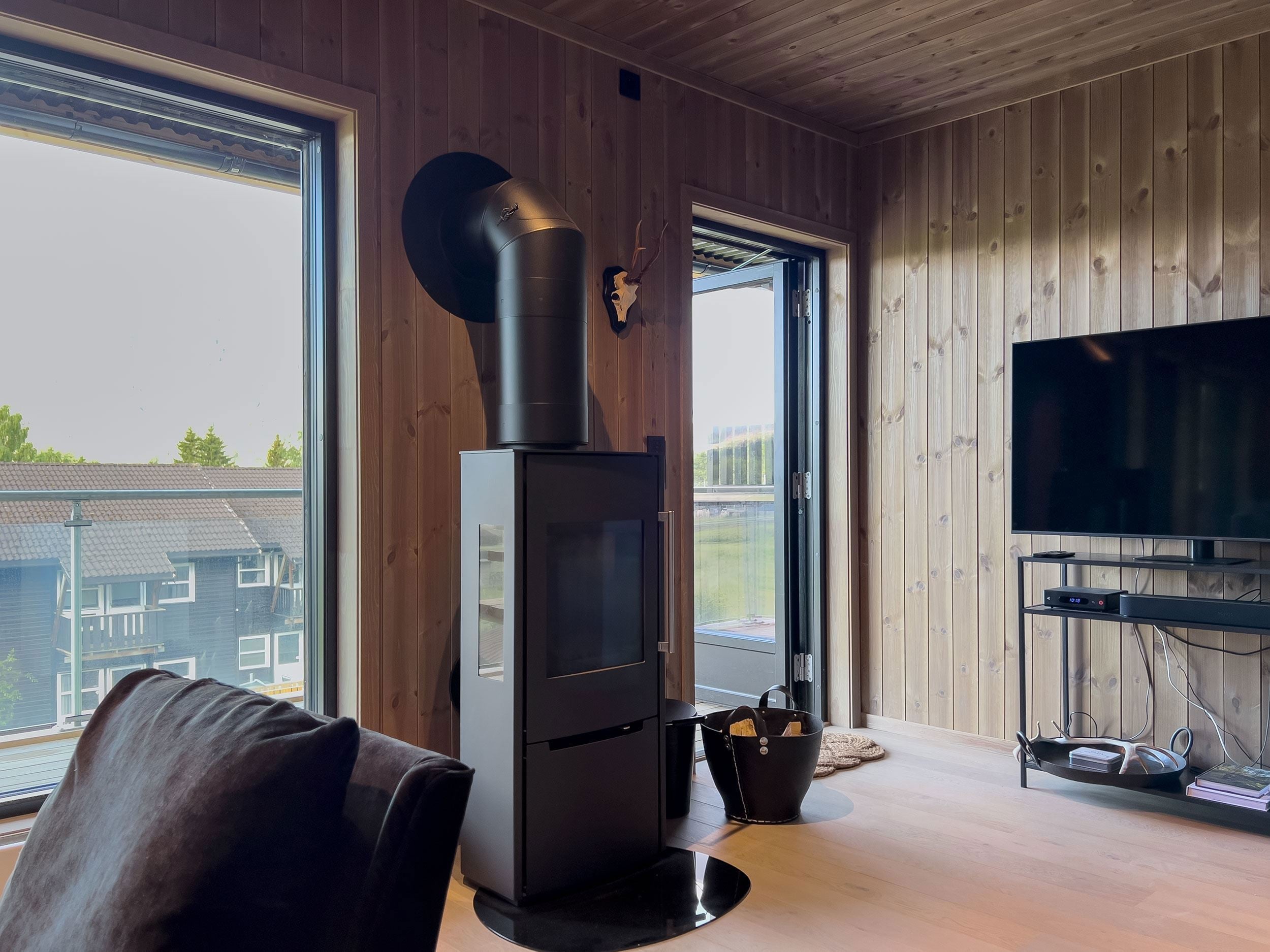 Ein Zimmer mit Fernseher.
