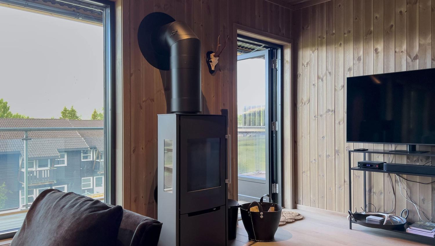 Ein Zimmer mit Fernseher.