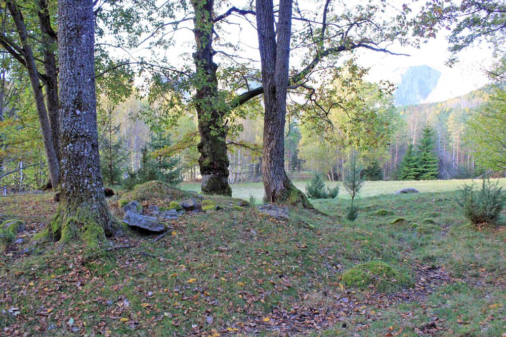 Burial mounds at Årak