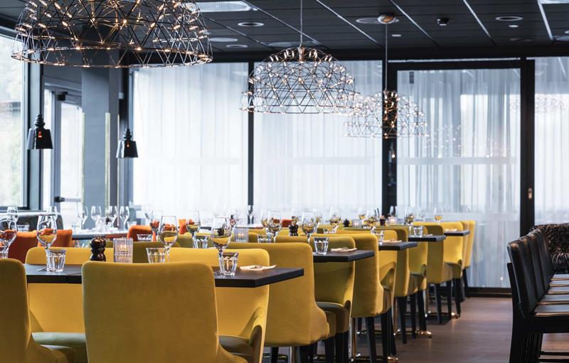 gule stoler i en restaurant med bord