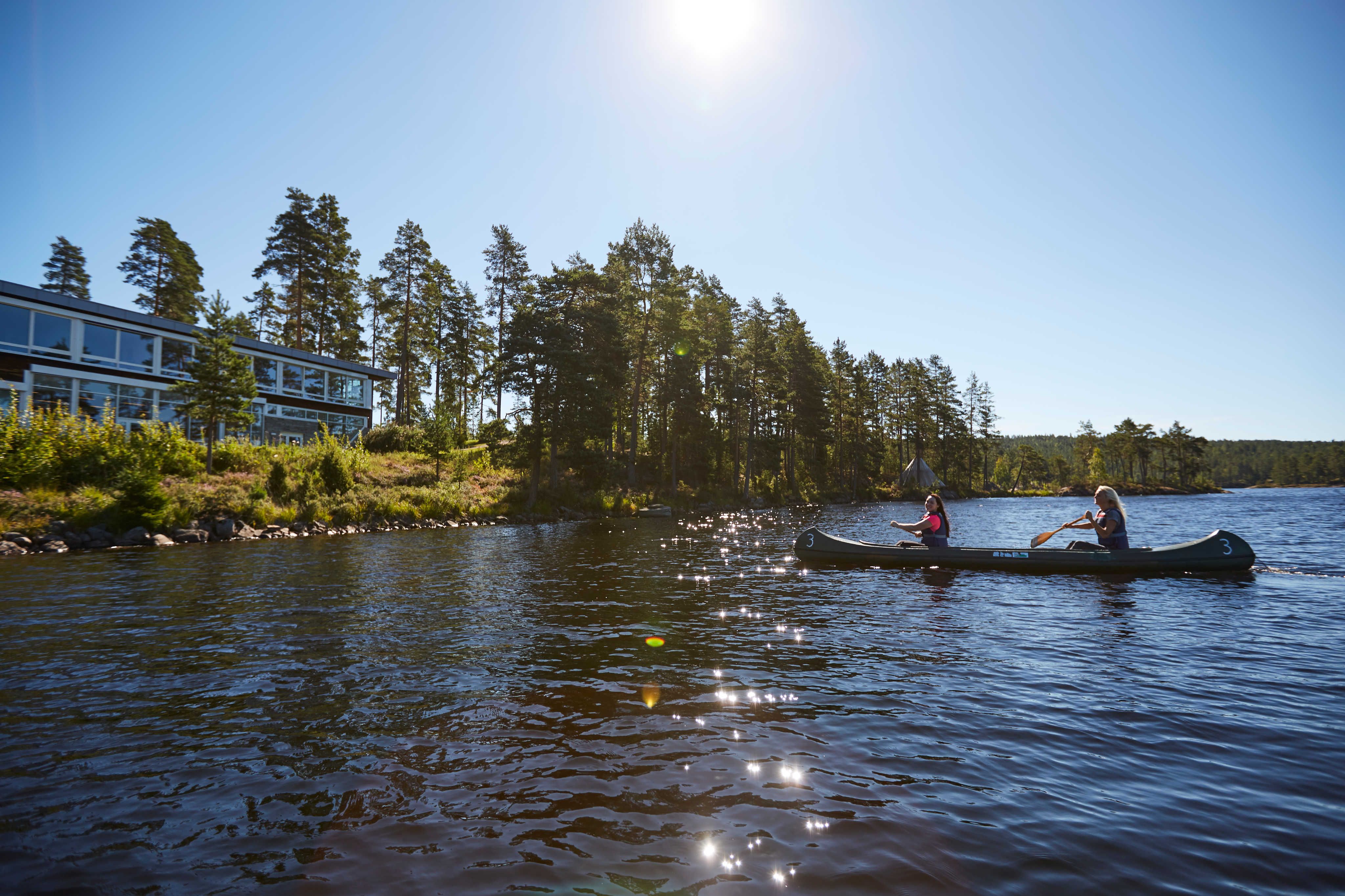 kanopadlere ved hotellet