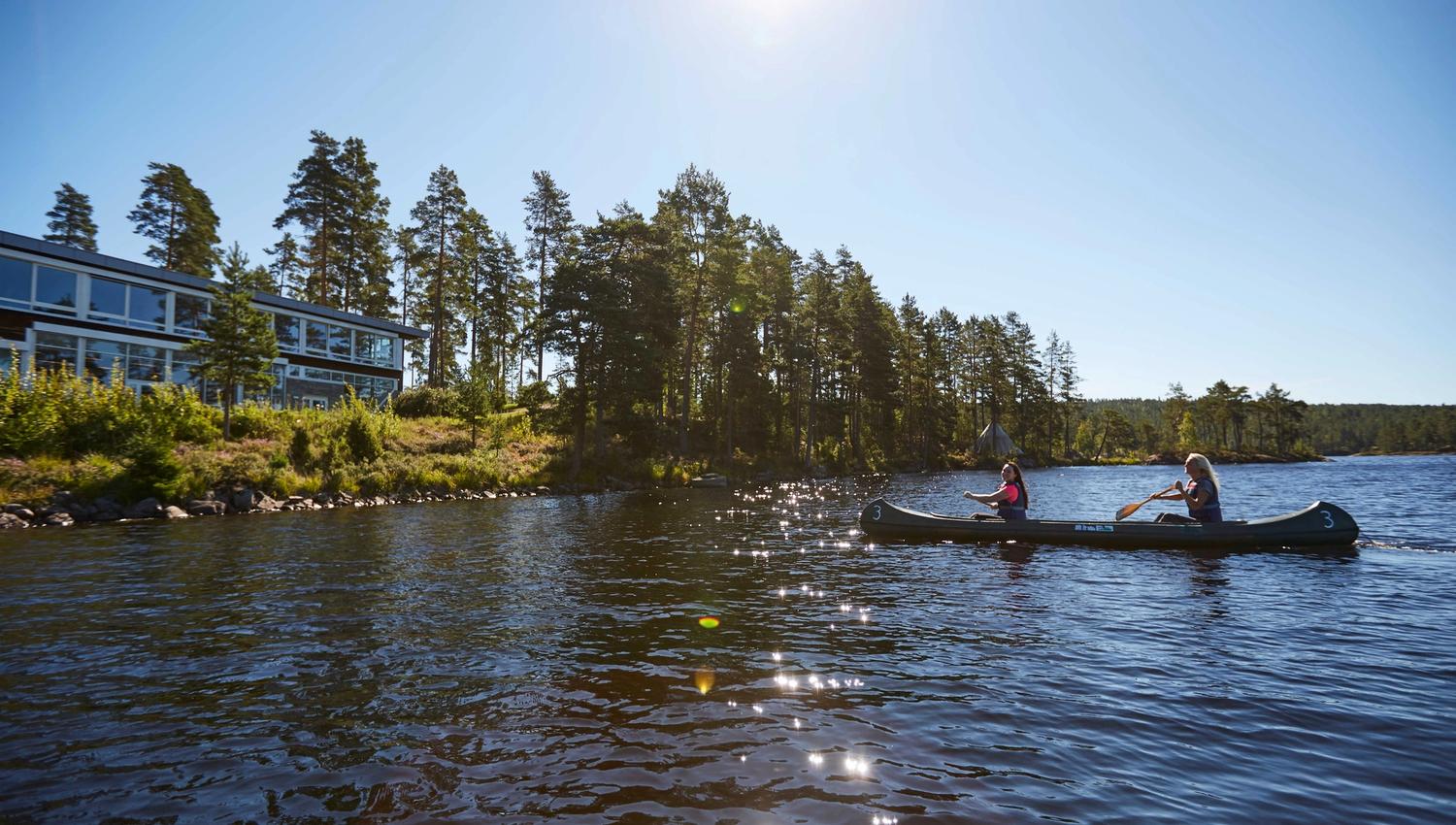 kanopadlere ved hotellet