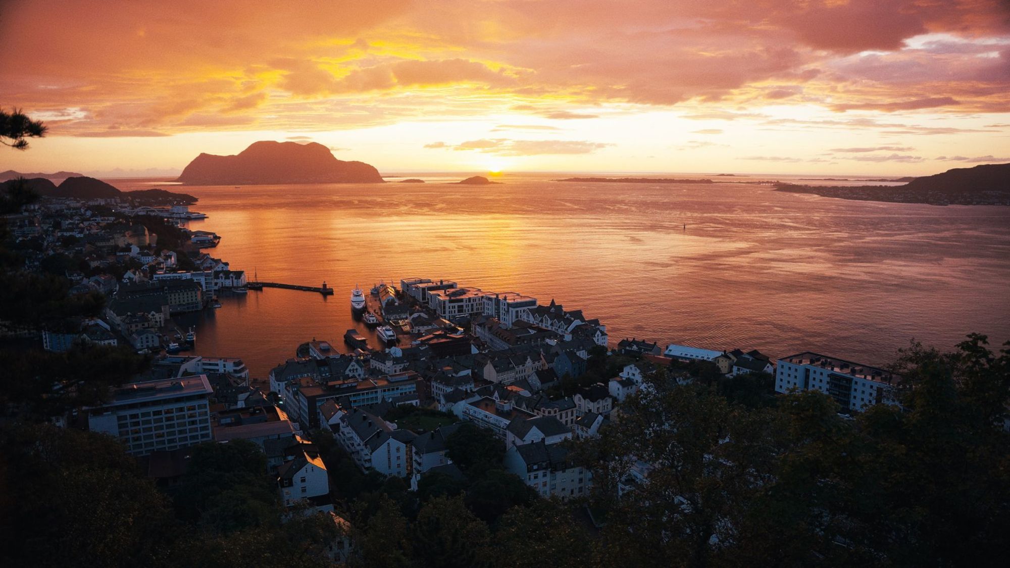 Solnedgang over Ålesund sett fra Fjellstua.