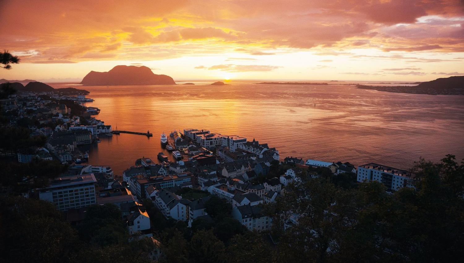 Solnedgang over Ålesund sett fra Fjellstua.