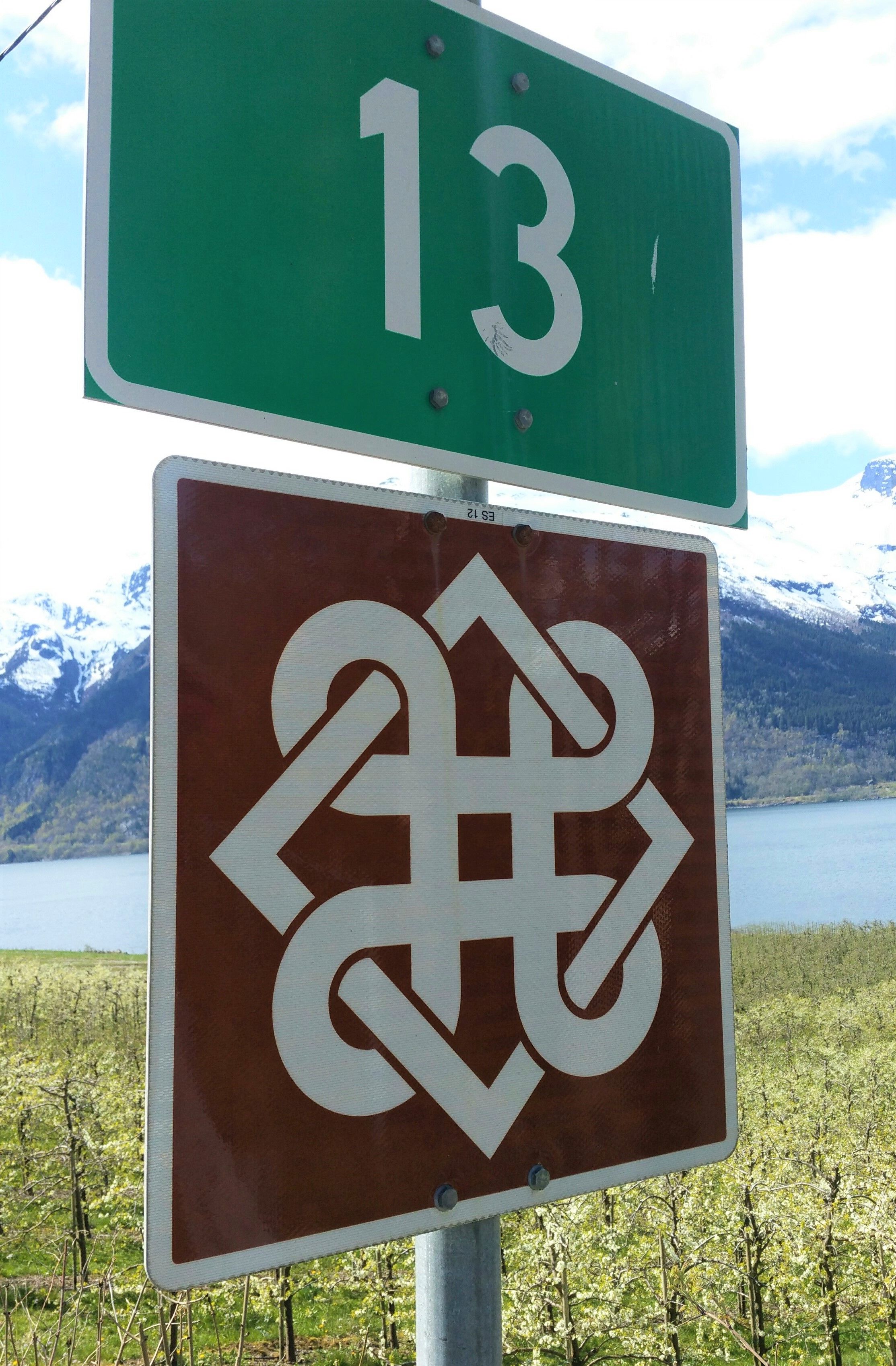 Road sign along the Hardanger National Tourist Route – gateway to landscapes of fjords and fruit blossoms.
